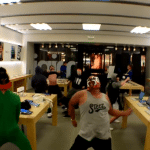 ทานกระแสไม่ไหว !! สาวกขอจัด Harlem Shake เต้นกระจายกลาง Apple Store 