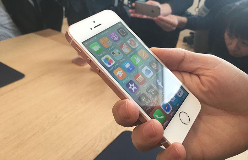 null iphone-se-hands2