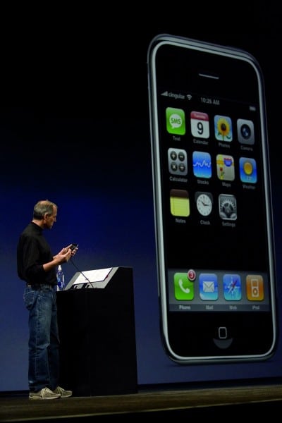 สตีฟ จ็อบส์ กับการเปิดตัว iPhone รุ่นแรก