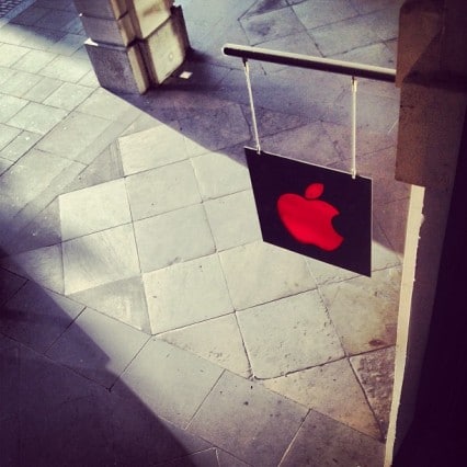 red-apple-store3