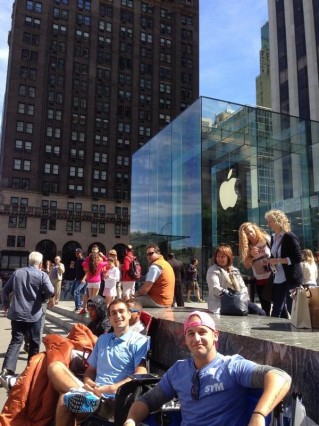 apple-fan-already-line-for-iphone-5s-5c-launch-before-apple-announcement2