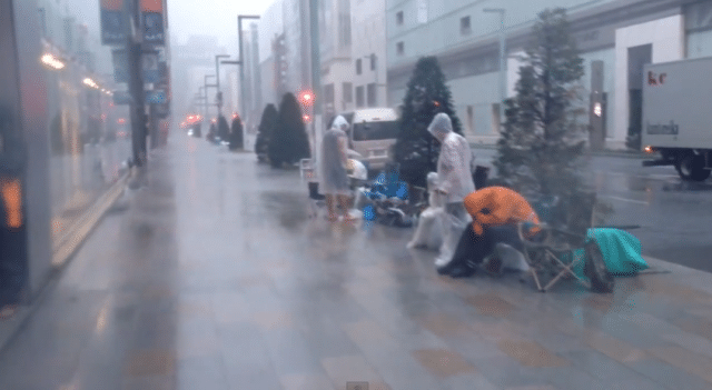 apple-staff-rescue-japan-fan-queue-iphone-5s-while-typhoon-hit