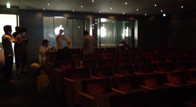 apple-staff-rescue-japan-fan-queue-iphone-5s-while-typhoon-hit2