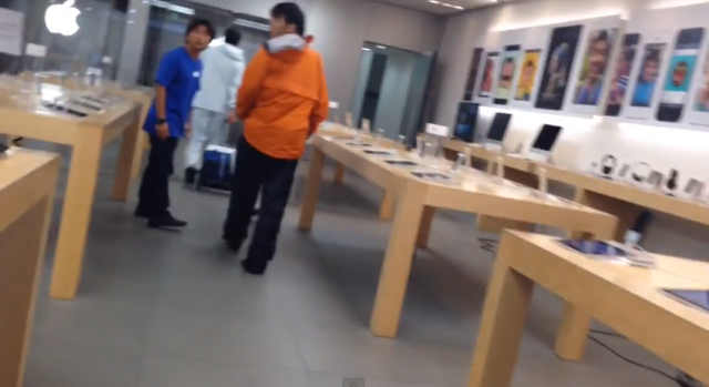 apple-staff-rescue-japan-fan-queue-iphone-5s-while-typhoon-hit3