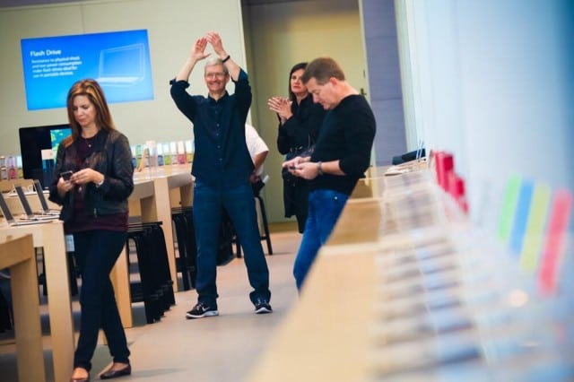 tim-cook-iphone-5s-launch