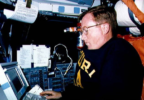 ภารกิจ STS-41 ก่อน STS-43 มีการใช้ Mac ครั้งแรกบนอวกาศ (ภาพจาก space.com)