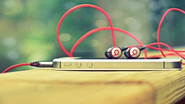 closeup iphone beats audio apple apple iphone 4s 2560x1440 wallpaper_www.wallpaperfo.com_92