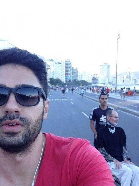 fake-steve-jobs-alive-in-brazil-selfie