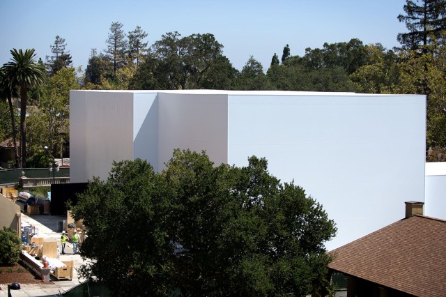 20130828_apple-mystery-building_0050-640x426