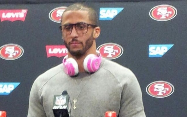 Colin Kaepernick คล้องหูฟัง Beats by Dre สีชมพูขณะให้สัมภาษณ์หลังเกม (ภาพ Twitter/PGutierrezESPN)