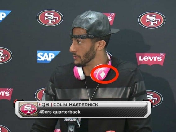 Colin Kaepernick ปรากฏตัวอีกครั้งพร้อมหูฟัง Beats ติดเทปปิดโลโก้