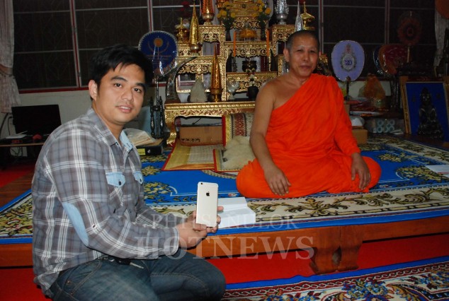 phitsanulok-temple-to-gift-5-of-iphone-6-for-charity-event-2
