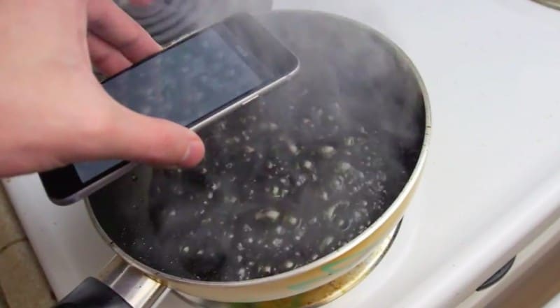 video-what-happen-when-boil-iphone-6-in-coca-cola