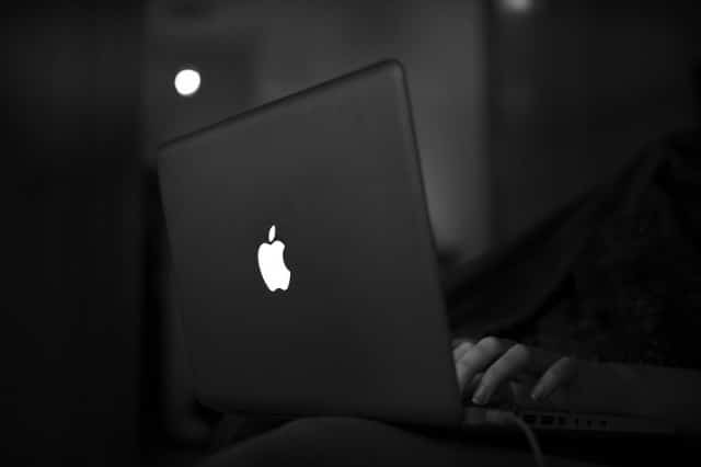 โลโก้เรืองแสงใน MacBook ภาพโดย Linus Ekenstam/Flickr CC