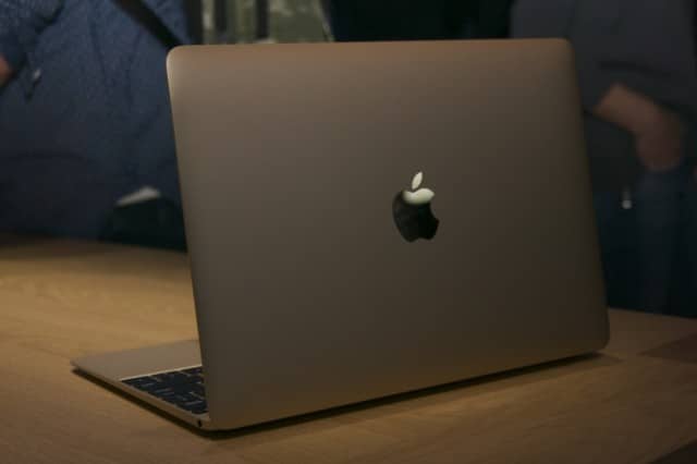 หน้าตา MacBook ใหม่ แบบโลโก้ Apple ผิวมัน