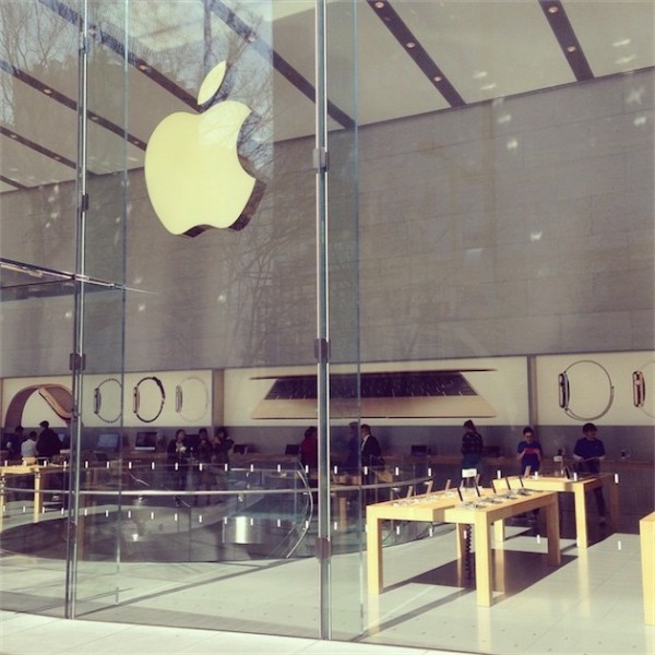 apple-watch-ads-on-apple-store-and-many-retails-3