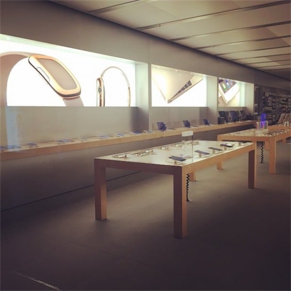 apple-watch-ads-on-apple-store-and-many-retails