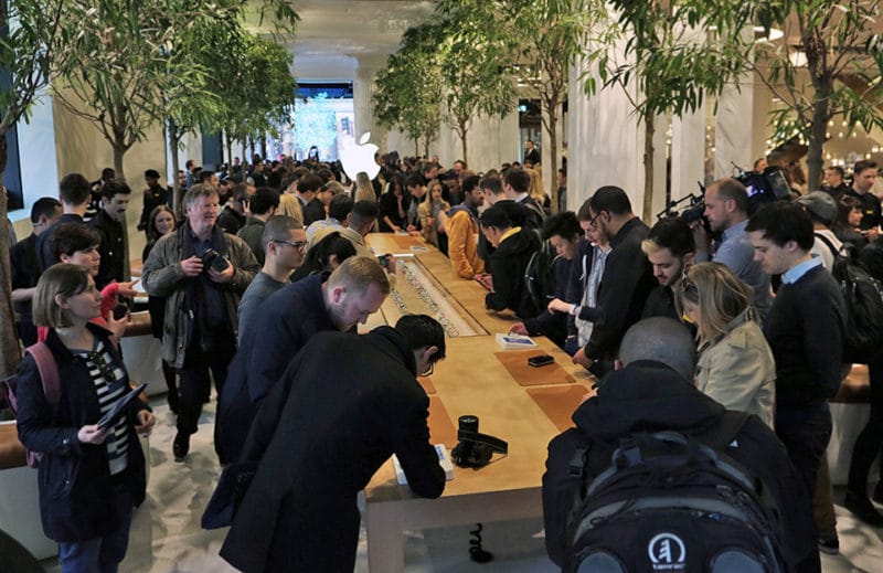 apple-watch-store-crowd