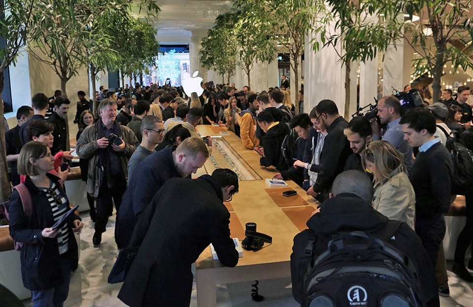 apple-watch-store-crowd