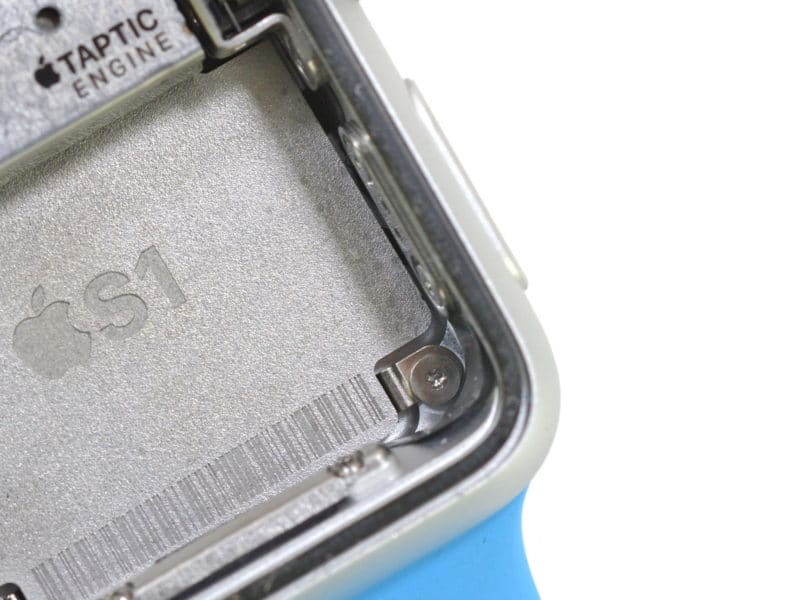 inside-apple-watch-with-mystery-port-and-205-battery-mah-3