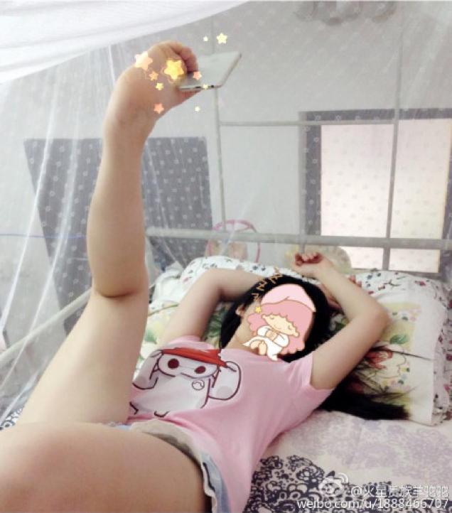 chinese-girls-take-selfie-to-another-level-by-use-foot-to-hold-the-phone-002