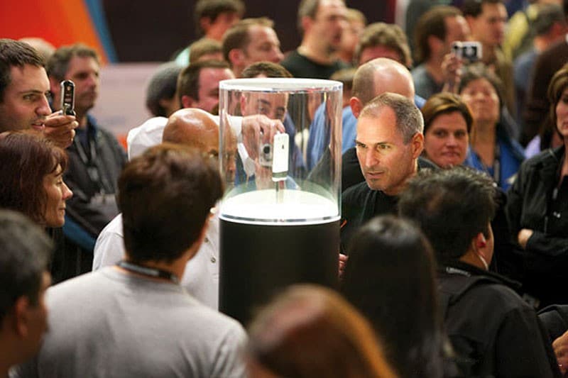 Steve-Jobs-with-Original-iPhone-at-Macworld