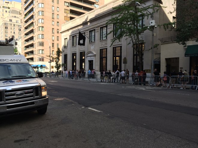 new-apple-store-opens-upper-east-side-nyc-store-with-unique-design-with-former-old-bank-007
