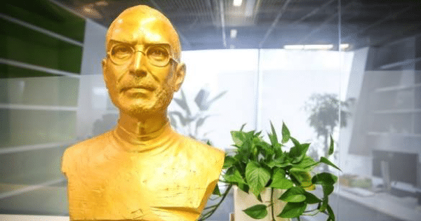 gold-statue-steve-jobs-in-china-featured
