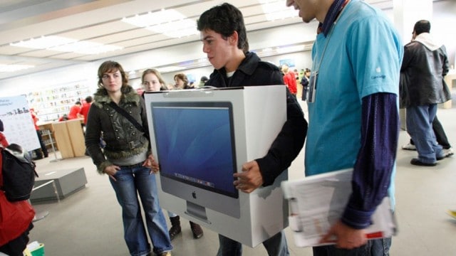 greeke-financial-crisis-mac-computers-1
