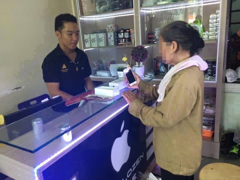mother-buy-iphone-for-child-who-not-want-to-go-school-with-out-iphone