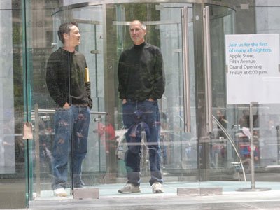 Hiroki Asai (ซ้าย) ยืนสนทนากับ Steve Jobs (ขวา)
