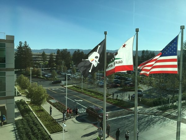 apple-cupertino-hq-pirate-flag