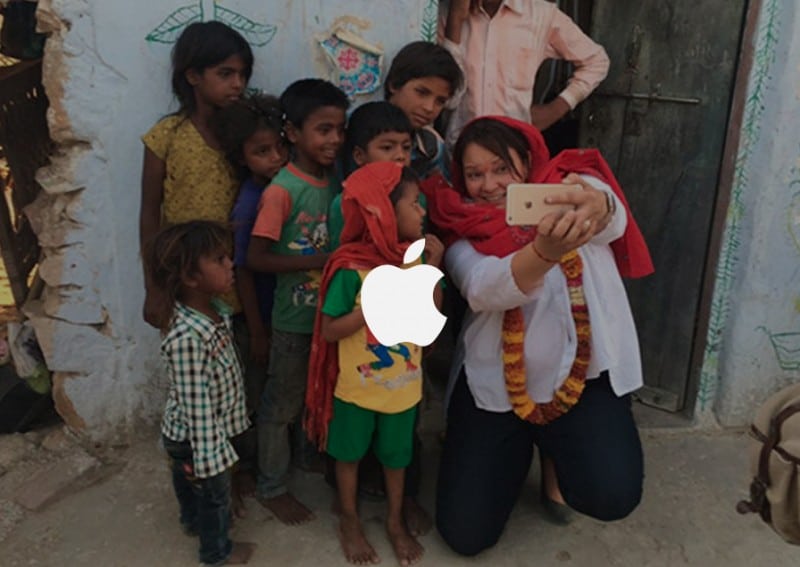 ภาพผู้บริหาร Apple พบเด็กอินเดียที่รับแจก iPad - ที่มา Apple