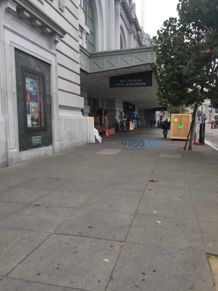 apple-keynote-decorations-bill-graham-civic-center-iphone-7-event-4