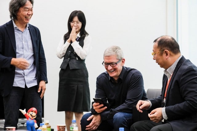 ภาพจาก Twitter ส่วนตัวของ Tim Cook บอกว่ากำลังเล่นเกม Mario ที่จะเปิดตัวบน iOS เร็ว ๆ นี้