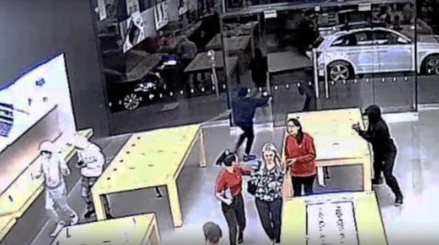 robber_in_apple_store