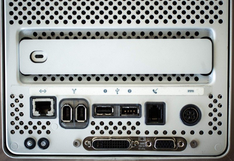 พอร์ตเชื่อมต่อต่าง ๆ ด้านล่างตัวเครื่อง Power Mac G4 Cube