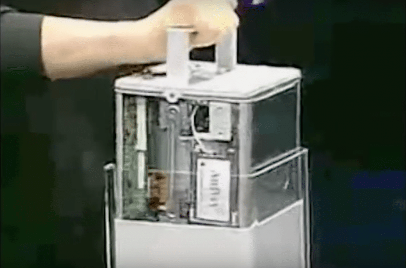 Steve Jobs โชว์เปิดภายในเครื่อง Power Mac G4 Cube ในงาน Macworld 2000