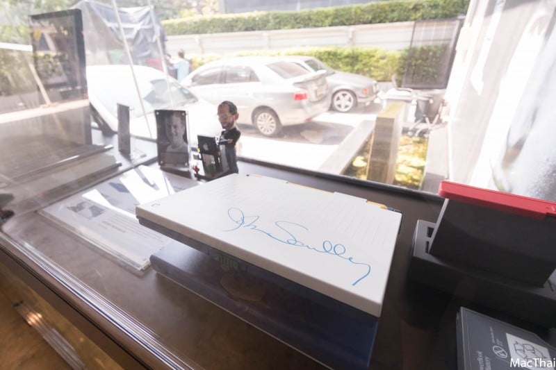 Macintosh Powerbook 170 JLPGA พร้อมลายเซ็น John Sculley บนเครื่อง