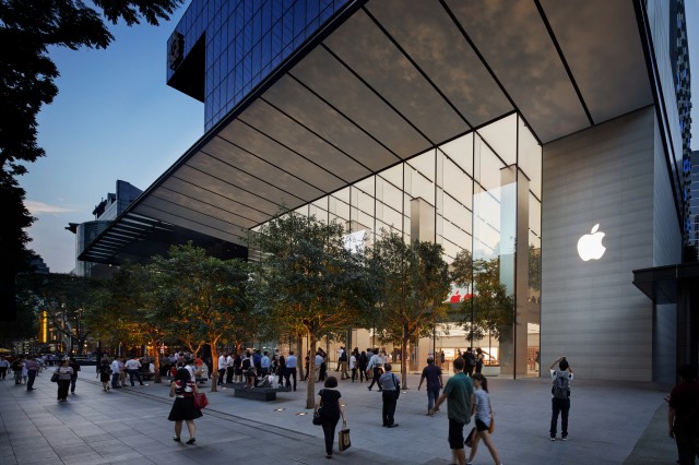 apple_singapore_orchard_road_120_foot_glass_exterior