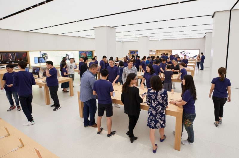 apple_taipei_101_customers