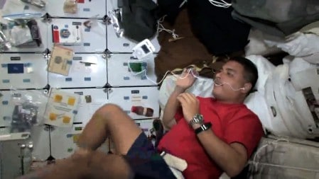 Astronaut-Jose-Hernandez-and-Apple-iPod-on-Space-Shuttle-in-zero-gravity-449x253