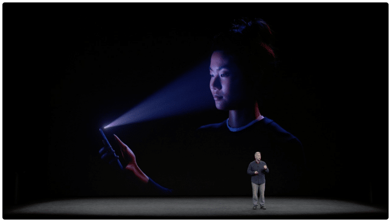 Phil Schiller ขณะกำลังบรรยายเรื่อง Face ID ของ iPhone X ในงาน Apple Events ภาพจาก Apple