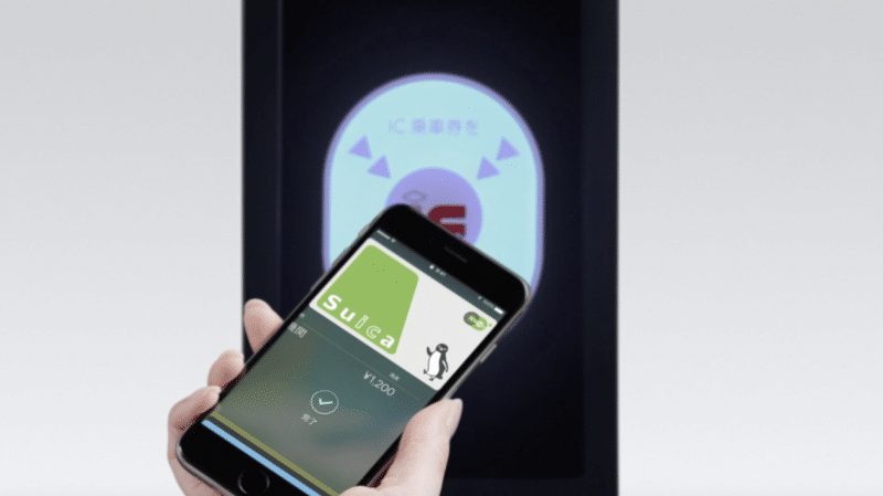 ภาพการใช้ Suica แตะเกทรถไฟฟ้า จากเว็บไซต์ Apple ญี่ปุ่น