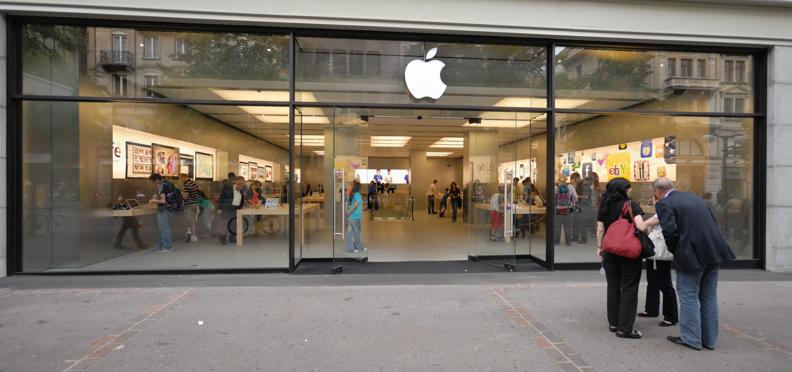 Apple_Store_Bahnhofstrasse_77,_Zürich_(2009)