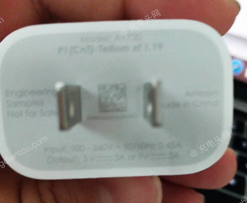 apple_18w_charger_prongs