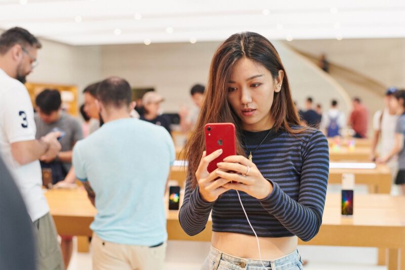 iphonexr-launch_orchardrd-singapore_instore-red_10262018