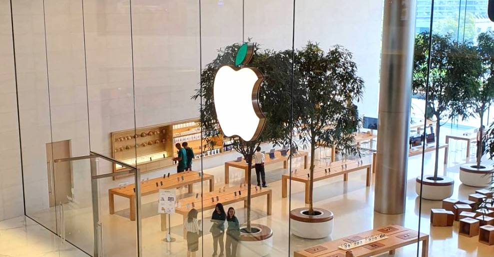 Apple Store สาขา ICONSIAM เปลี่ยนโลโก้ใบไม้เป็นสีเขียว เนื่องในวัน
