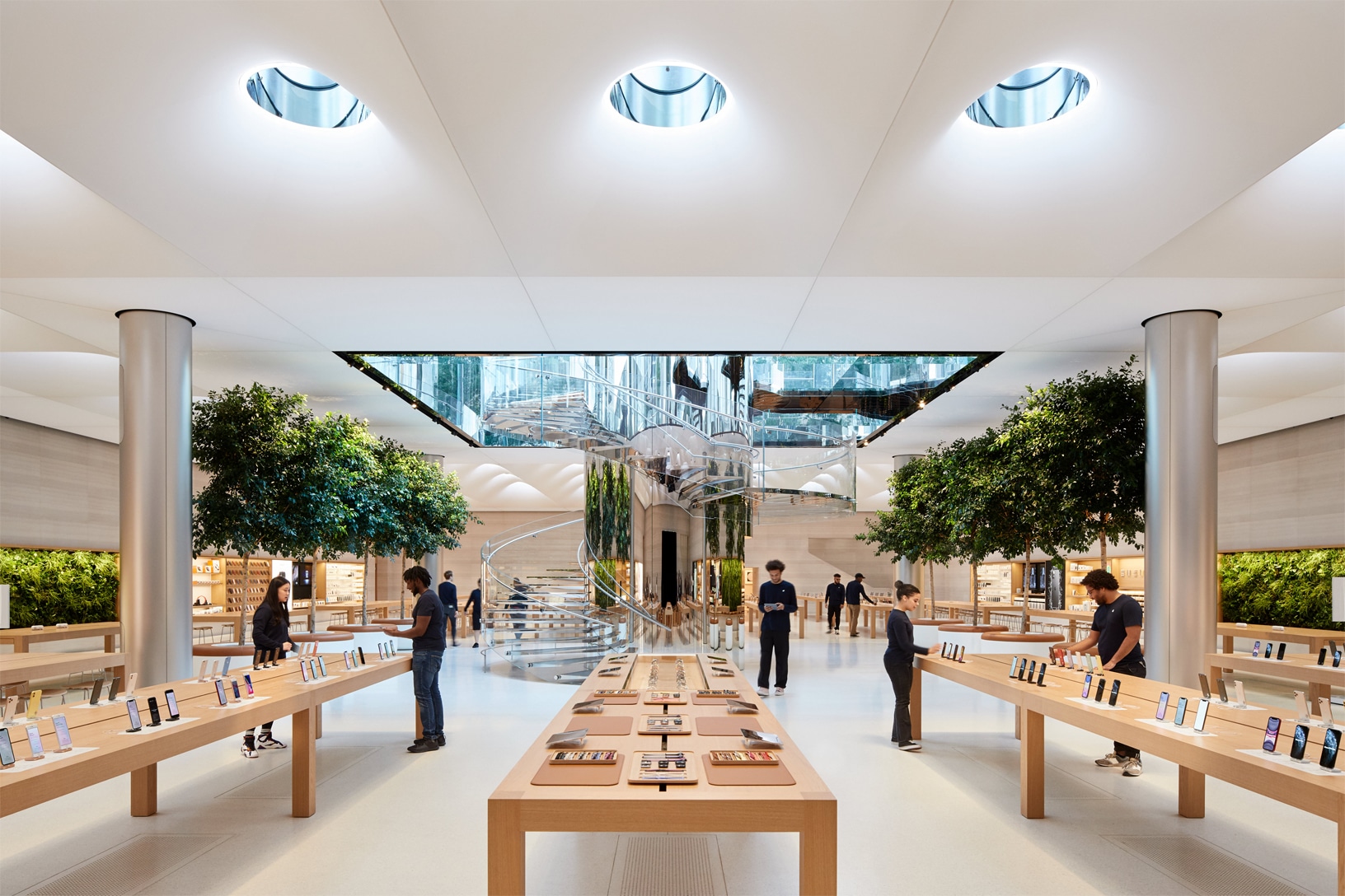 Apple Store สาขา Fifth Avenue กลับมาเปิดตัวอีกครั้ง พร้อม ...