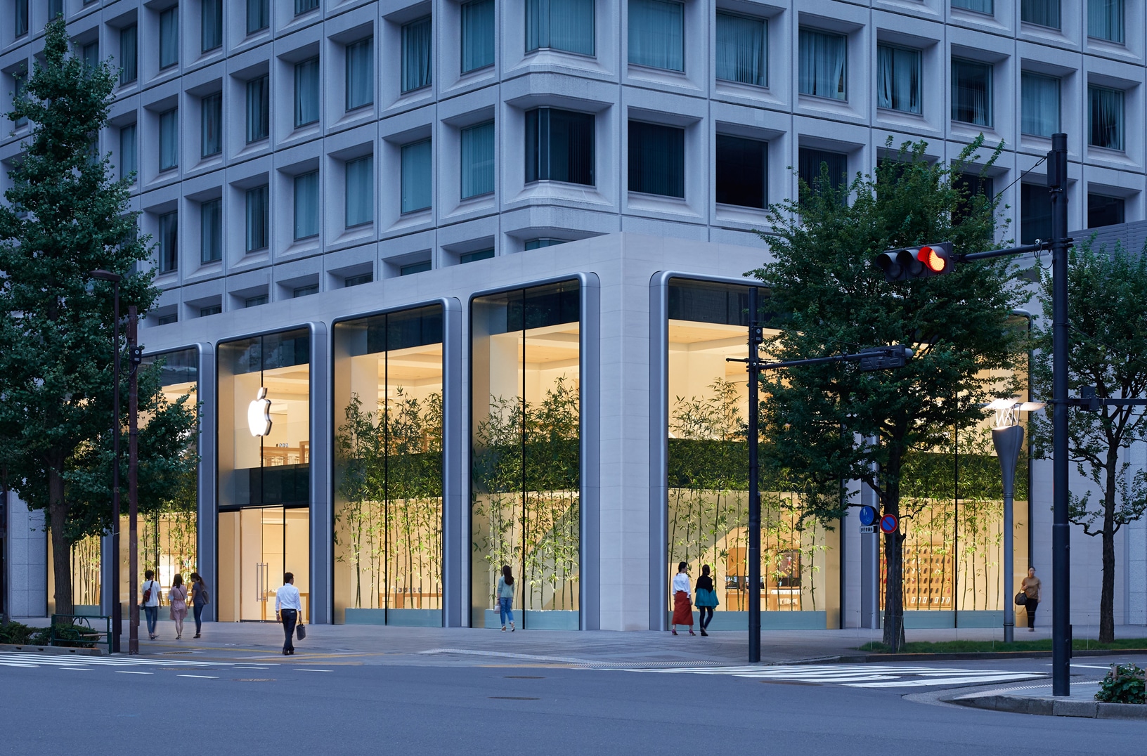 Apple-largest-store-in-Japan-opens-saturday-in-Tokyo-090419